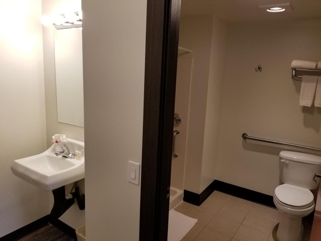 Best Lynnwood Inn Экстерьер фото