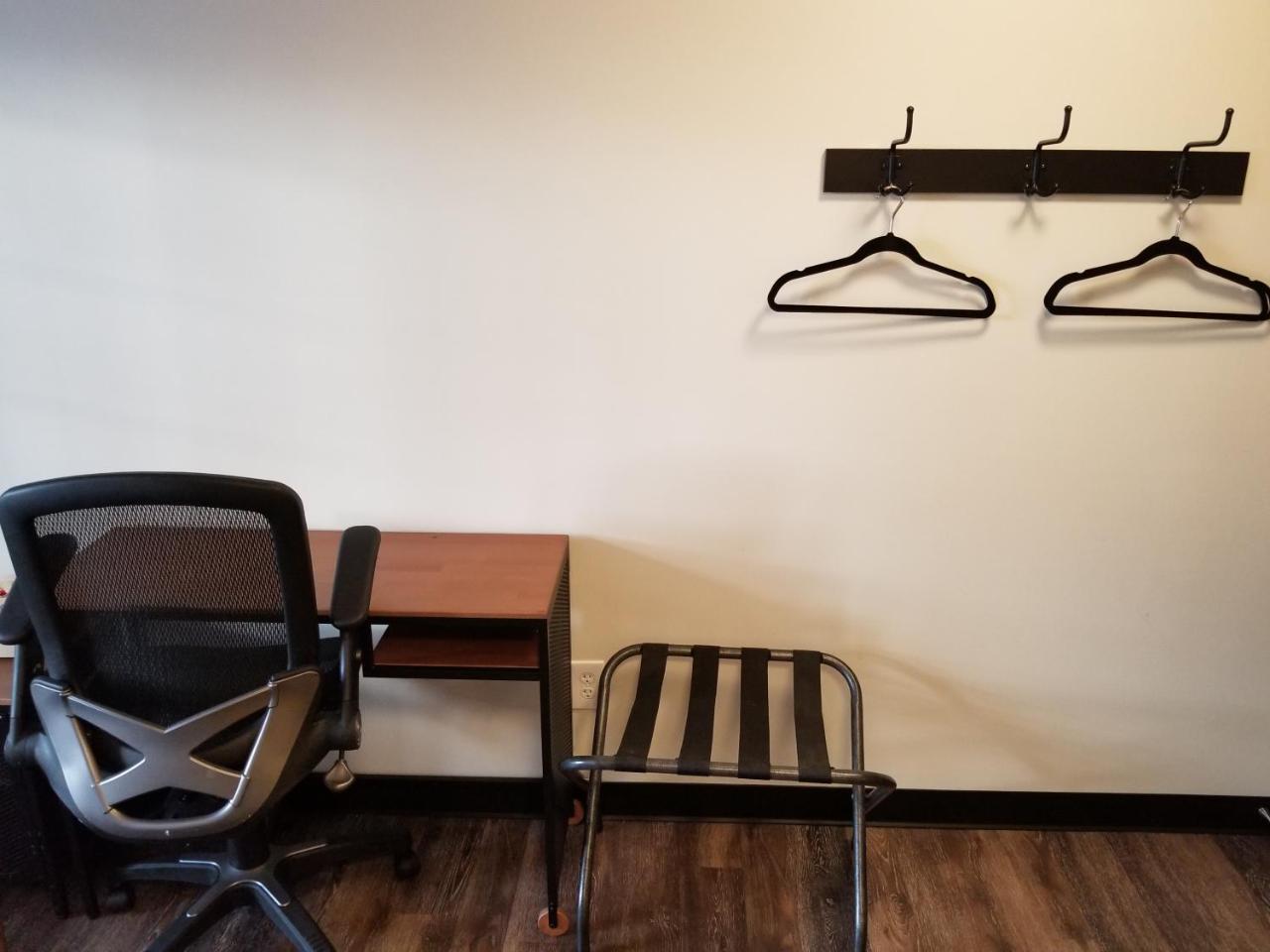 Best Lynnwood Inn Экстерьер фото